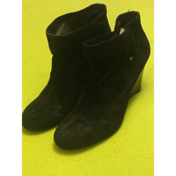 BCBG Eneration Heel Ankle Boots Shoes Black Velvet Size 7 - Picture 1 of 3